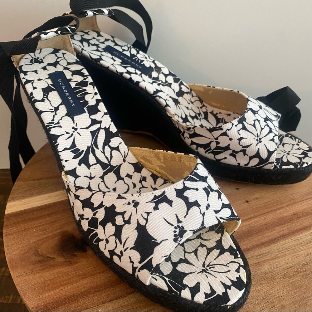 Woman's BURBERRY Floral Black White Espadrille Open Toe Size 40 Ankle Strap